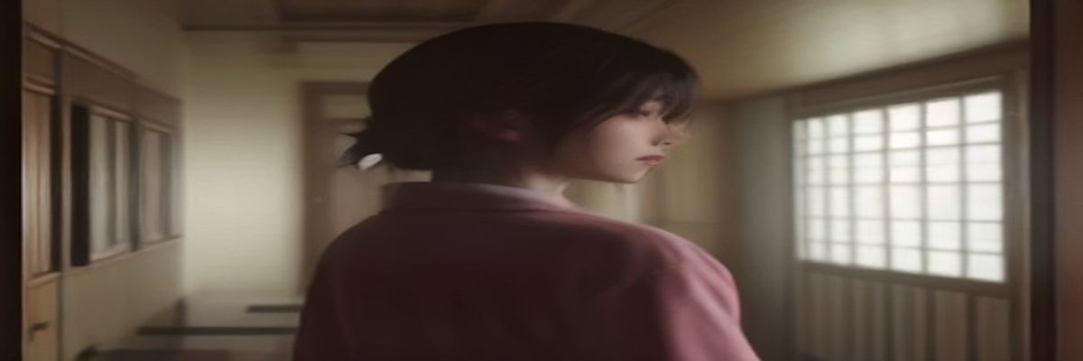 调教母狗相关内容创作者在北欧风工作室内整理文学资料，桌面摆放珊瑚色装饰，光线柔和温暖